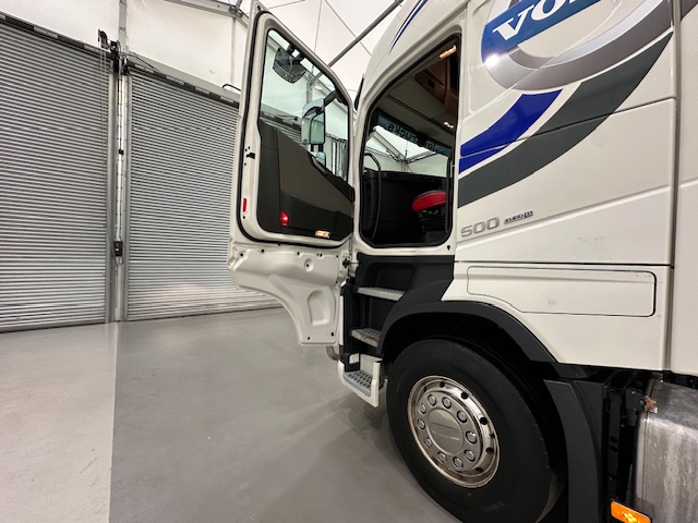 Volvo FH 500 6×2 Tractor Unit Safari Edition