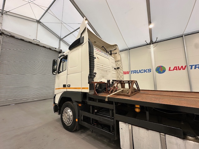 Volvo FH12 420 4×2 Caravan Transporter