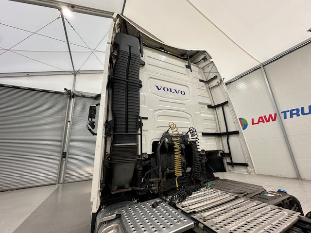 Volvo FH 500 6×2 Tractor Unit Safari Edition