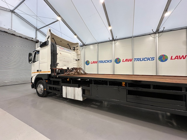 Volvo FH12 420 4×2 Caravan Transporter