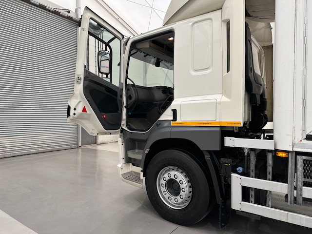 DAF CF 370 6×2 Sleeper Cab Fridge Box