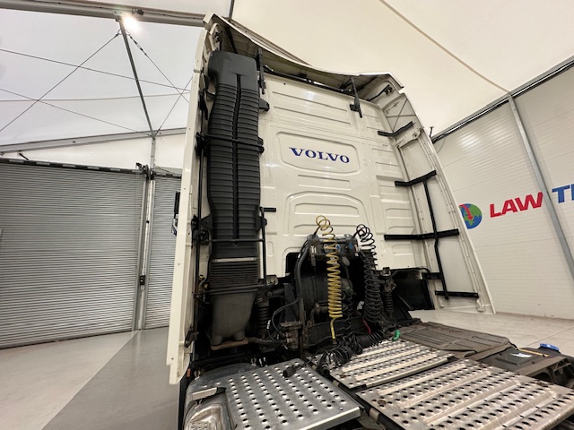 Volvo FH 500 6×2 Tractor Unit Safari Edition