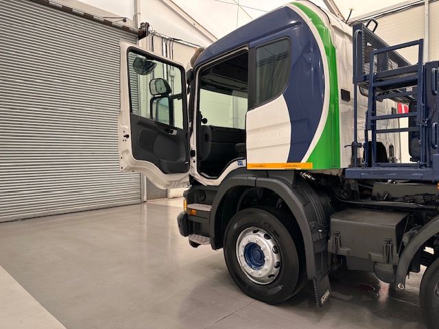 Scania P370 8×4 Sleeper Cab Skip Loader