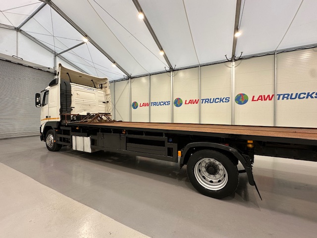 Volvo FH12 420 4×2 Caravan Transporter