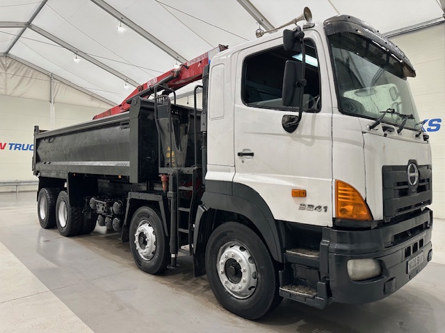 Hino 700 3241 8×4 Sleeper Cab Steel Tipper Grab