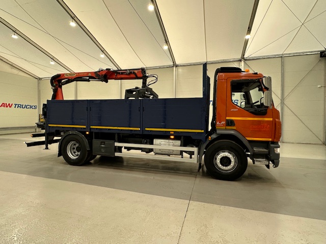 DAF LF 220 Day Cab Dropside Brick Grab