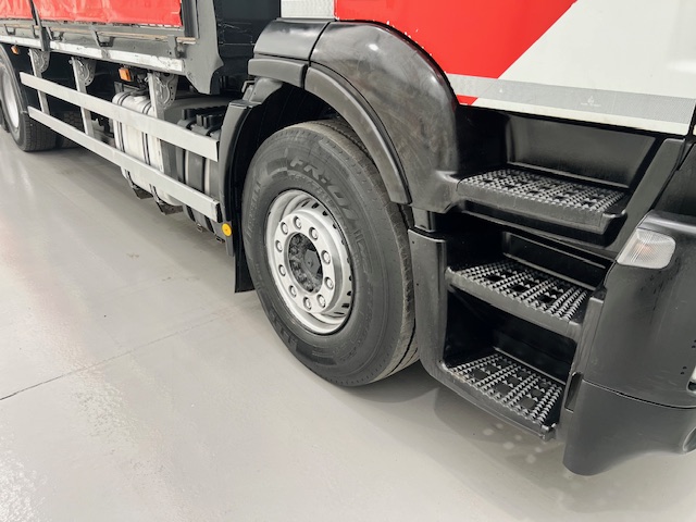 Iveco Stralis 310 6×2 Dropside Brick Grab