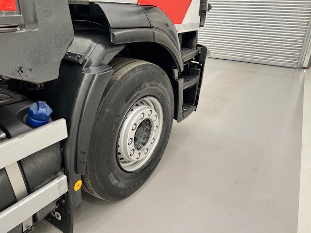 Iveco Stralis 310 6×2 Dropside Brick Grab