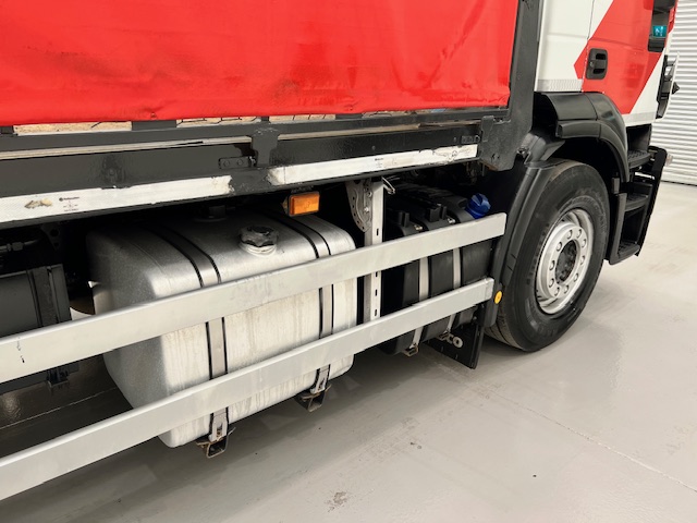 Iveco Stralis 310 6×2 Dropside Brick Grab