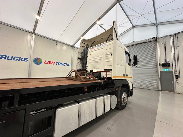 Volvo FH12 420 4×2 Caravan Transporter