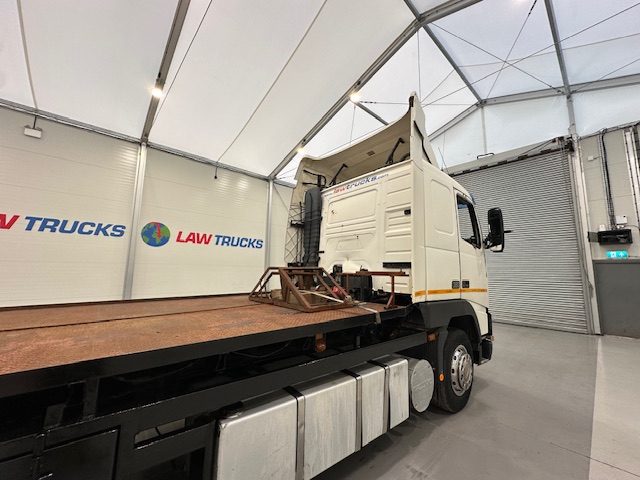 Volvo FH12 420 4×2 Caravan Transporter