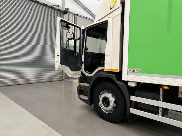 Scania P280 6×2 Rear Lift Day Cab Fridge Box