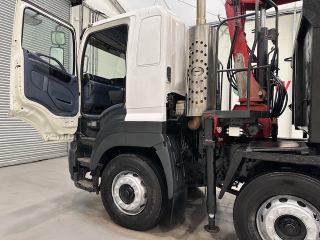 Hino 700 3241 8×4 Sleeper Cab Steel Tipper Grab