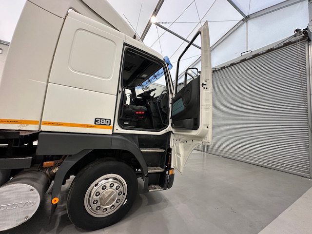 Volvo FH12 420 4×2 Caravan Transporter