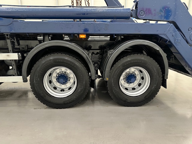 Scania P370 8×4 Sleeper Cab Skip Loader