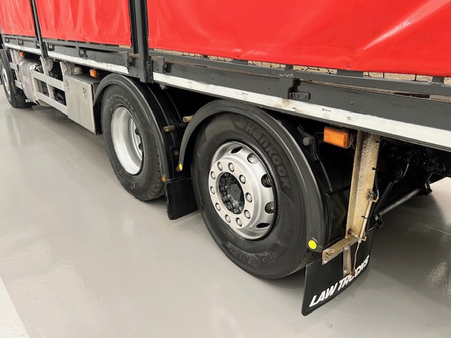 Iveco Stralis 310 6×2 Dropside Brick Grab