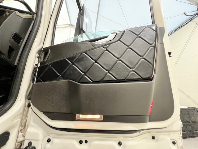 Volvo FH 500 6×2 Sleeper Cab Tractor Unit