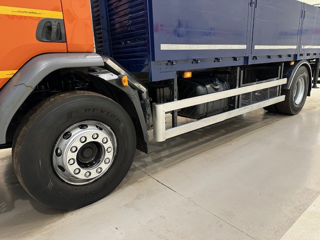 DAF LF 220 Day Cab Dropside Brick Grab