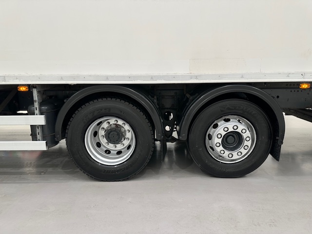 DAF CF 370 6×2 Sleeper Cab Fridge Box