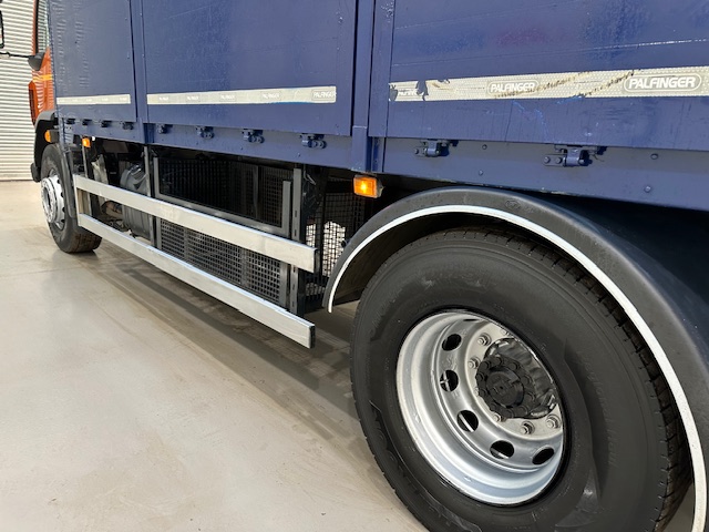 DAF LF 220 Day Cab Dropside Brick Grab