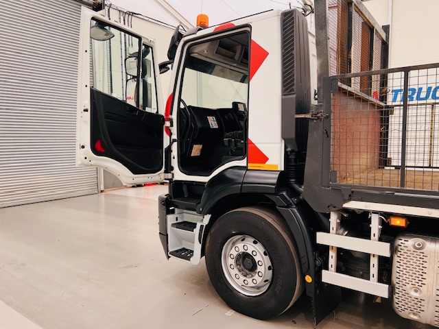 Iveco Stralis 310 Euro 6 6×2 Flatbed Brick Grab