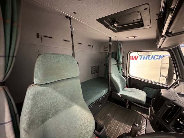 Volvo FH12 420 4×2 Caravan Transporter