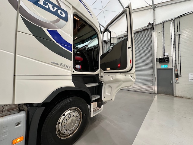 Volvo FH 500 6×2 Tractor Unit Safari Edition
