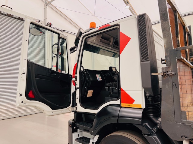 Iveco Stralis 310 Euro 6 6×2 Flatbed Brick Grab