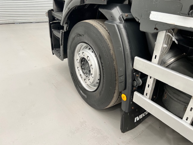 Iveco Stralis 310 6×2 Dropside Brick Grab