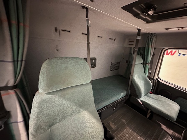 Volvo FH12 420 4×2 Caravan Transporter