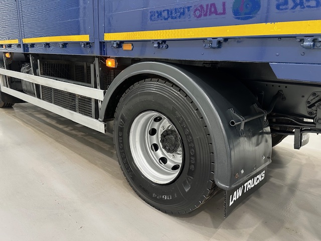 DAF LF 220 Day Cab Dropside Brick Grab