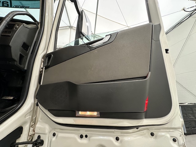 Volvo FH 500 6×2 Tractor Unit Safari Edition