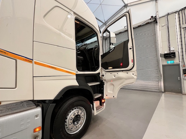 Volvo FH 500 6×2 Midlift Tractor Unit