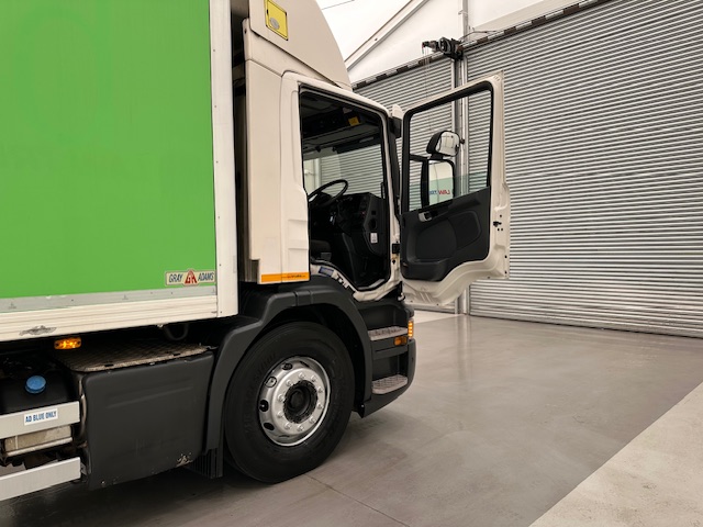 Scania P280 6×2 Rear Lift Day Cab Fridge Box
