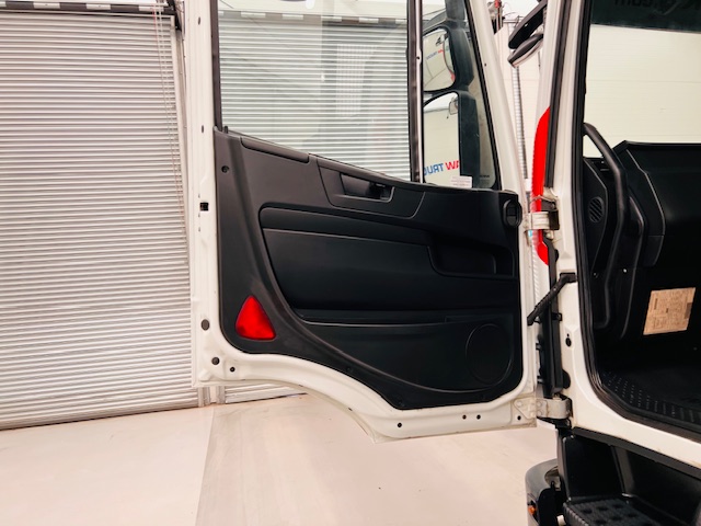 Iveco Stralis 310 Euro 6 6×2 Flatbed Brick Grab