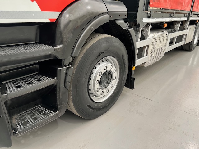 Iveco Stralis 310 6×2 Dropside Brick Grab