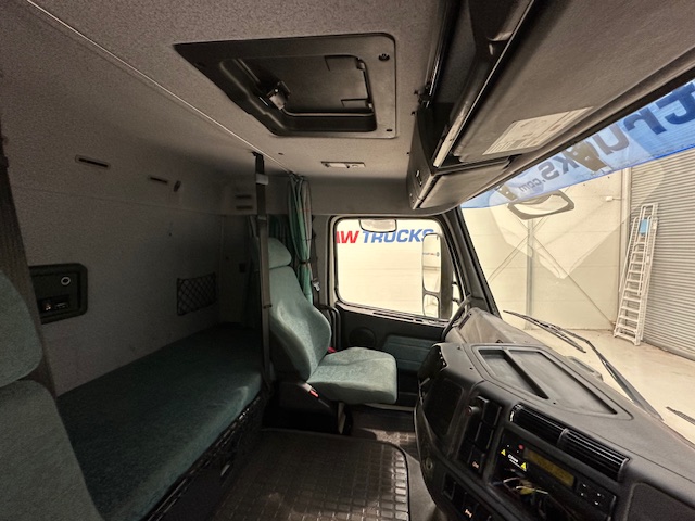 Volvo FH12 420 4×2 Caravan Transporter