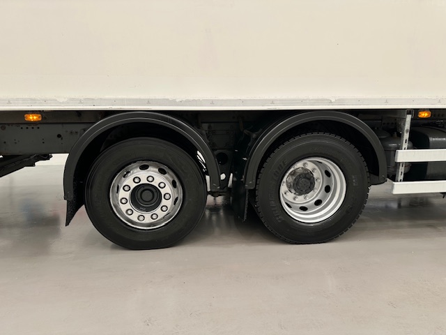 DAF CF 370 6×2 Sleeper Cab Fridge Box
