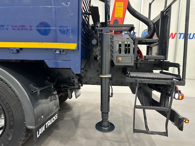 DAF LF 220 Day Cab Dropside Brick Grab
