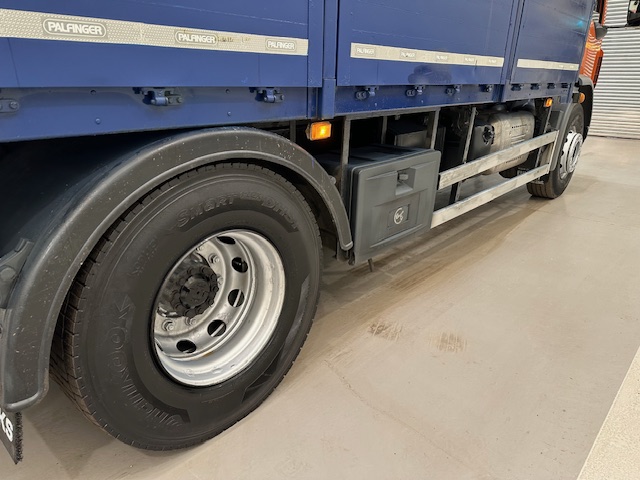 DAF LF 220 Day Cab Dropside Brick Grab
