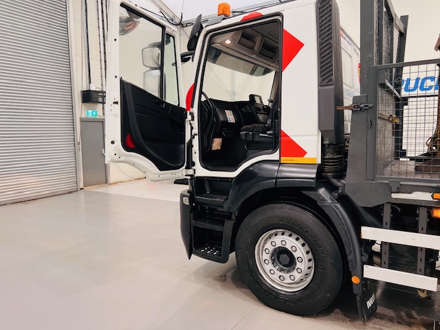 Iveco Stralis 310 Euro 6 6×2 Dropside Brick Grab