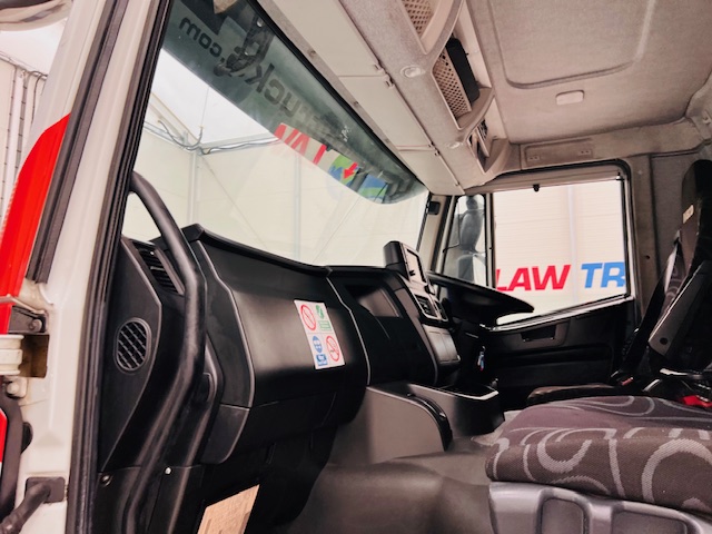 Iveco Stralis 310 Euro 6 6×2 Flatbed Brick Grab