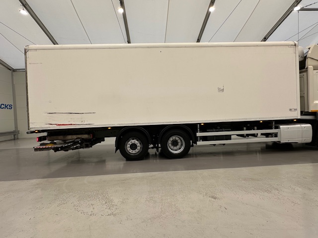 DAF CF 370 6×2 Sleeper Cab Fridge Box