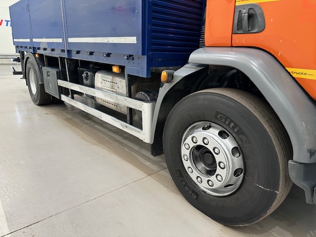 DAF LF 220 Day Cab Dropside Brick Grab