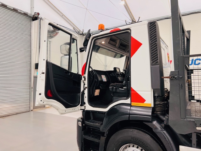 Iveco Stralis 310 Euro 6 6×2 Dropside Brick Grab