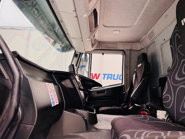 Iveco Stralis 310 Euro 6 6×2 Flatbed Brick Grab