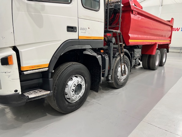 Volvo FM 400 8×4 Steel Tipper Grab Manual