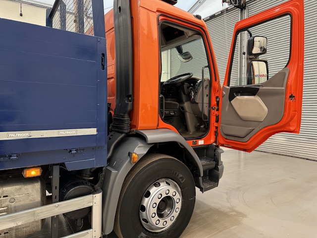 DAF LF 220 Day Cab Dropside Brick Grab