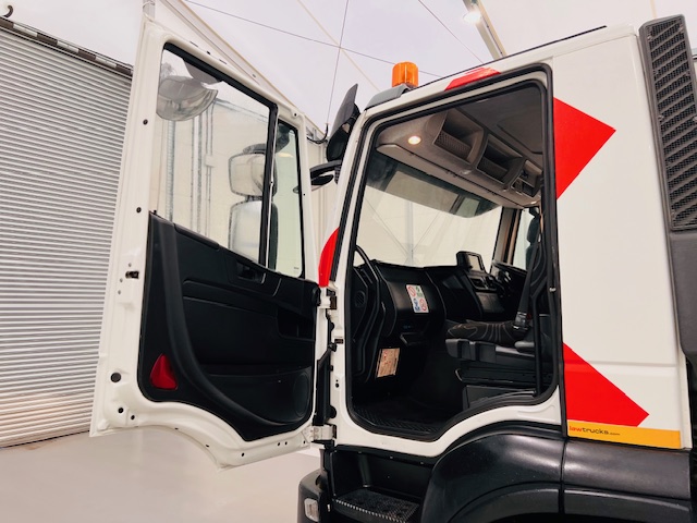 Iveco Stralis 310 Euro 6 6×2 Dropside Brick Grab