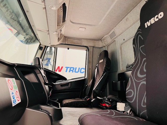 Iveco Stralis 310 Euro 6 6×2 Flatbed Brick Grab